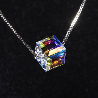 Iriserende kristallen kubus ketting