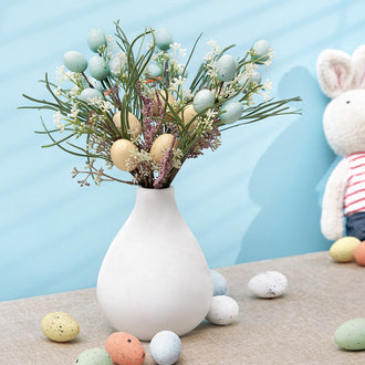 Huevo de Pascua y ramita decorativa floral