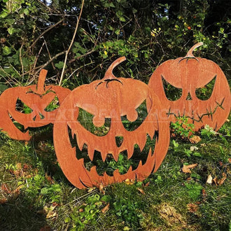 Palo da giardino in metallo arrugginito con zucca di Halloween