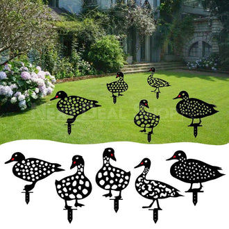 Palo del cortile della siluetta del giardino della famiglia dell'anatra