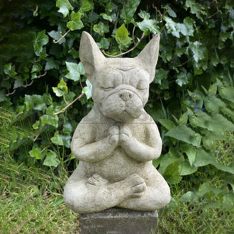 Figurina di Bulldog francese in meditazione 