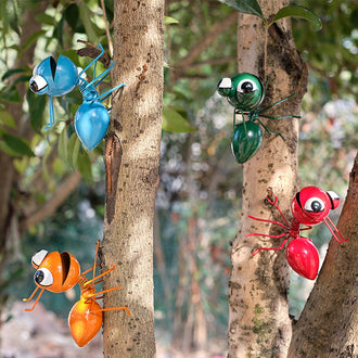 Cortile da giardino in metallo con formiche art